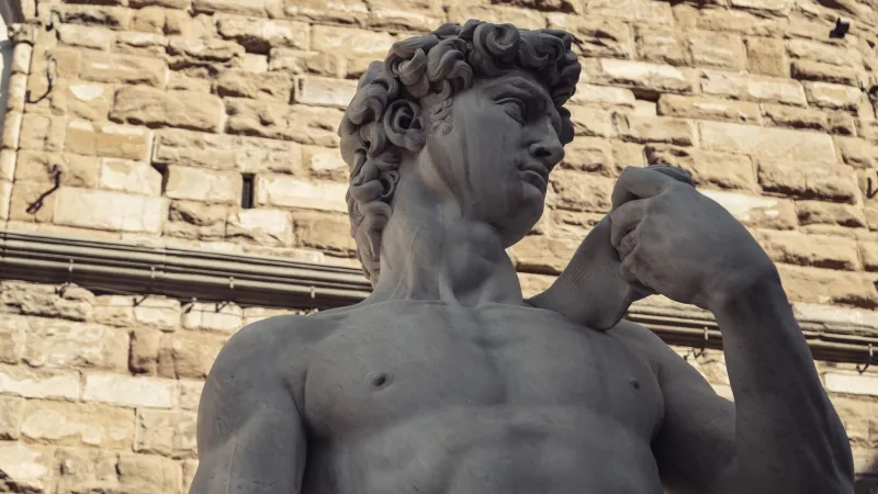 Elogio dell'Incompiuto: Quando la Moda Abbraccia il Frammento come Forma Suprema di Bellezza