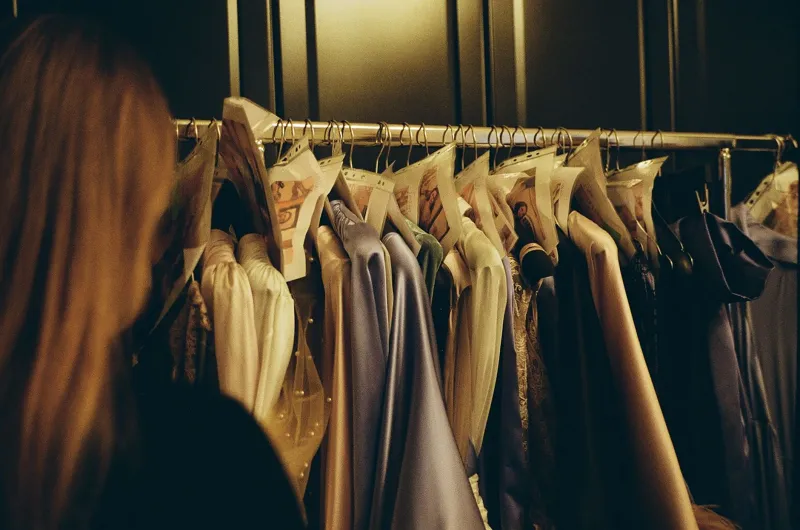 Il Palcoscenico dell'Io: Quando la Firma del Designer Diventa Dramma Rinascimentale