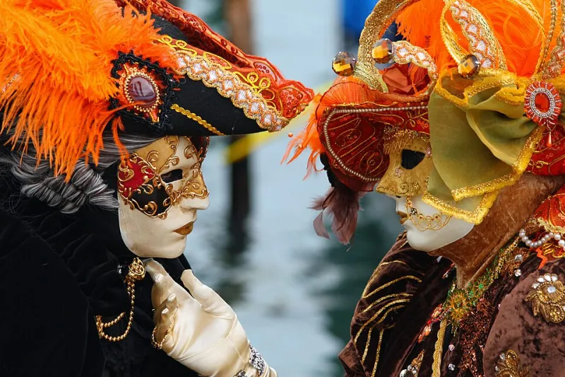 Il Paradosso del Velo: Come la Maschera Veneziana Ha Insegnato alla Moda l'Arte di Sedurre Attraverso il Mistero