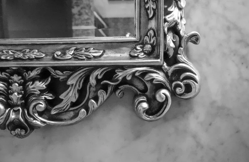 Riflessi di Potere: Lo Specchio come Strumento di Identità dal Rinascimento all'Era del Selfie